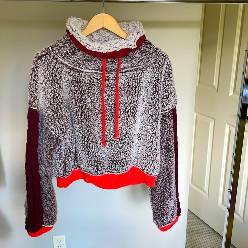 Free People Pullover Sweatshirt with cable knit. Size small
